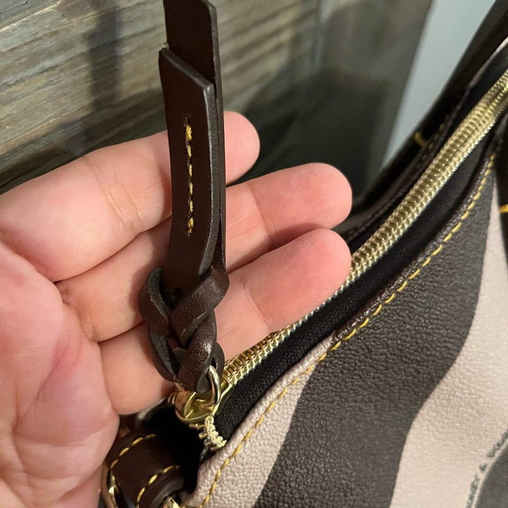 Dooney & Bourke, Chevron Bag,New condition - Picture 5 of 16